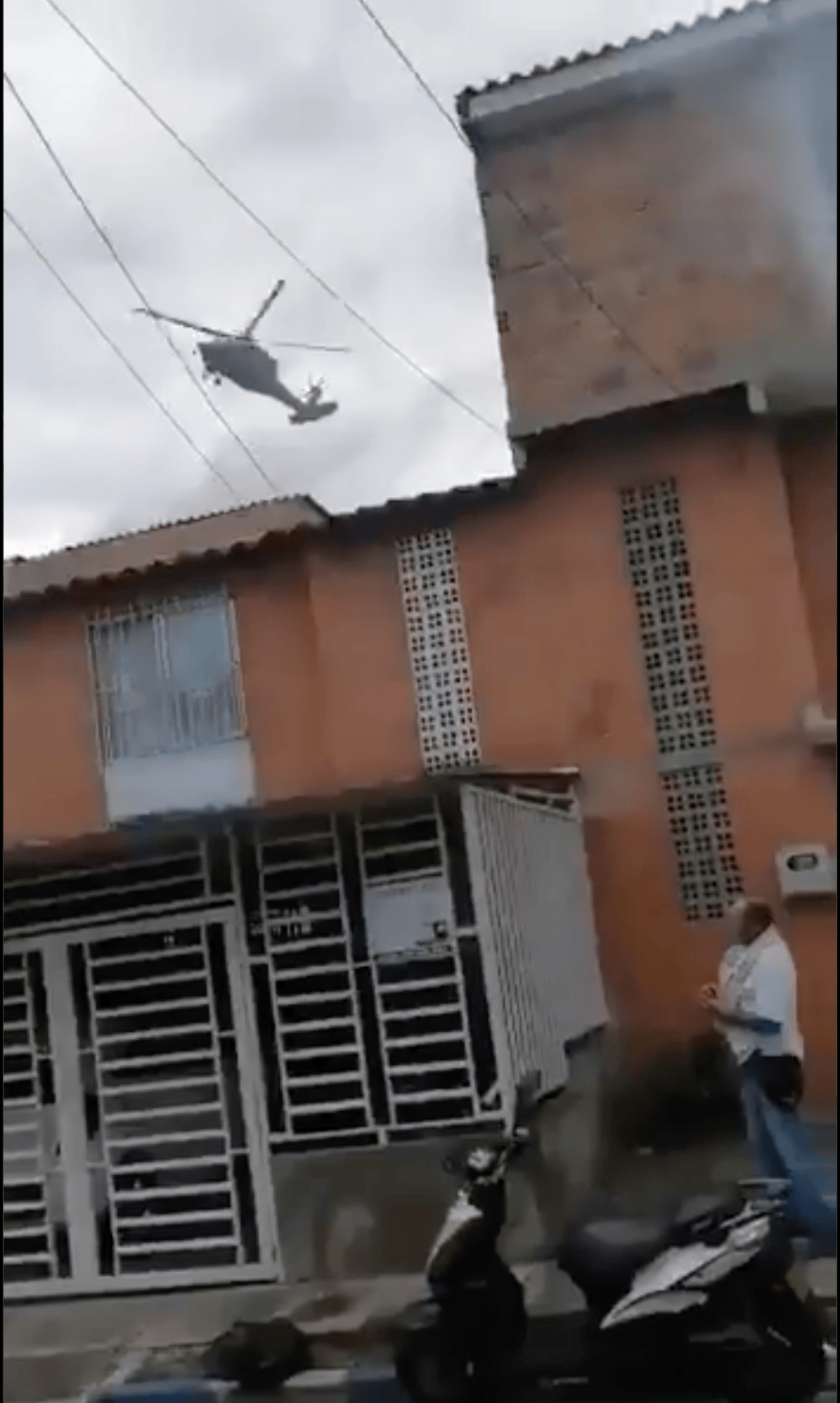 Video captura el momento en el que un helicóptero sobrevuela el barrio Palo Blanco a escasos metros del suelo. La comunidad denuncia que desde la aeronave estarían disparando contra los manifestantes y los habitantes del sector.