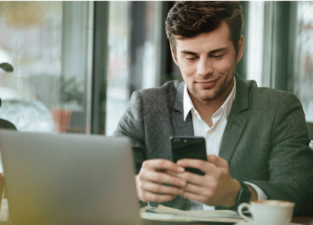 Hombre con un celular