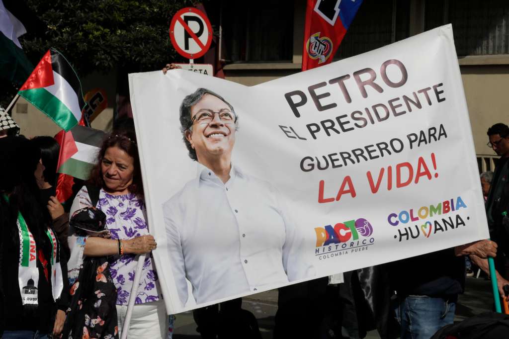 AME5688. BOGOTÁ (COLOMBIA), 07/10/2025.- Personas sostienen un cartel del presidente de Colombia, Gustavo Petro, durante una manifestación en apoyo a Palestina y contra la guerra en Gaza con motivo del segundo aniversario del ataque de Hamás contra Israel, este martes en Bogotá (Colombia). EFE/ Carlos Ortega