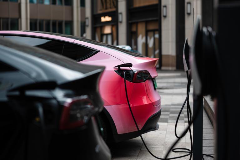¿Dependen los carros eléctricos e híbridos del petróleo?