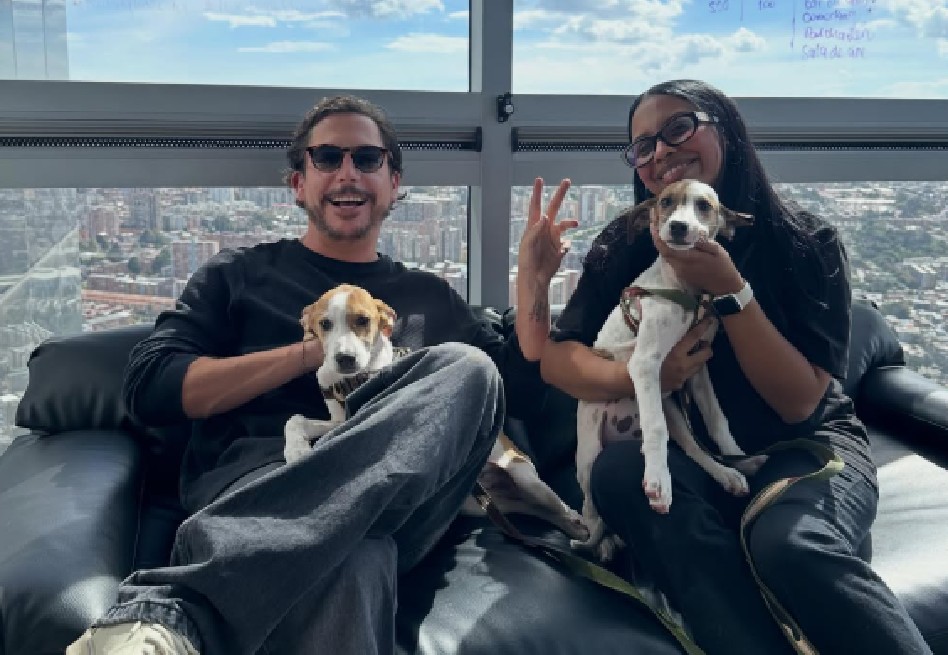 Después de sobrevivir al abandono y la adversidad, Rayo y Trueno encontraron una segunda oportunidad junto a Alejandro Riaño, quien decidió adoptarlos sin separarlos.
