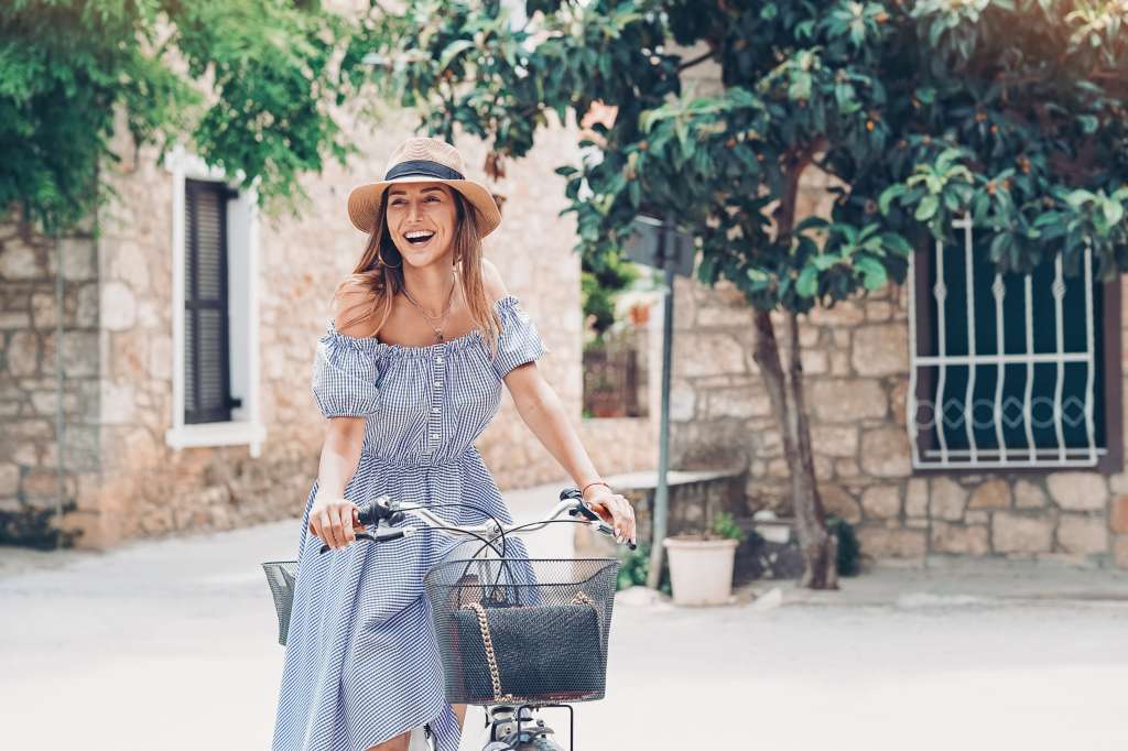 El 53 % de los viajeros colombianos planifica actividades durante sus viajes que incluyan caminar o montar en bicicleta.