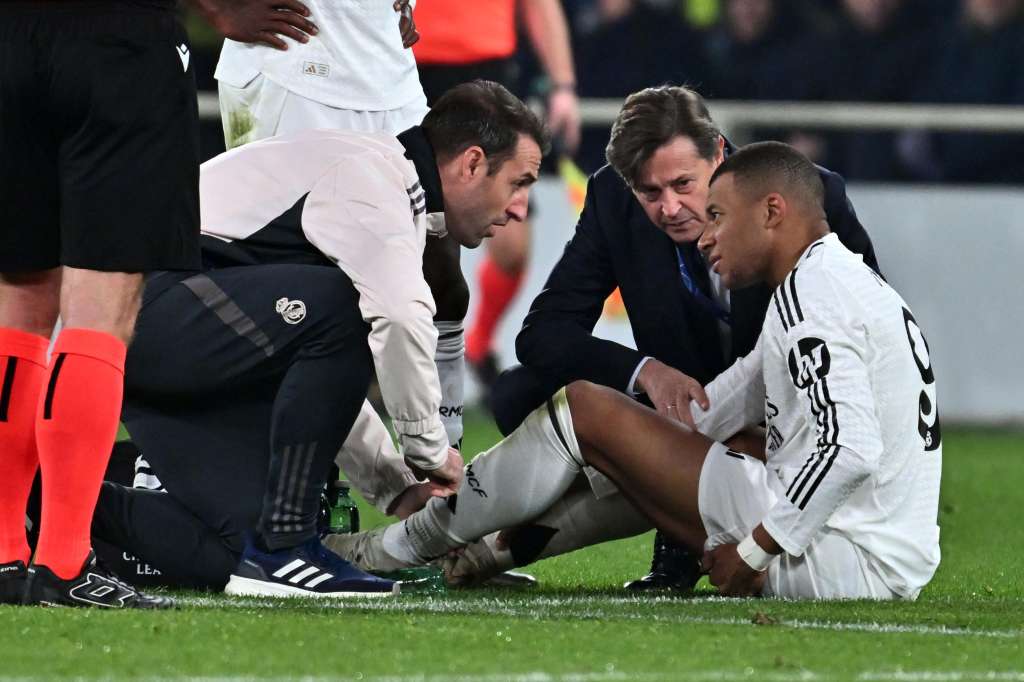 Bergamo (Italy), 10/12/2024.- Real Madrid's Kylian Mbappe receives medical attention during the UEFA Champions League soccer match between Atalanta BC and Real Madrid, in Bergamo, Italy, 10 December 2024. (Liga de Campeones, Italia) EFE/EPA/MICHELE MARAVIGLIA