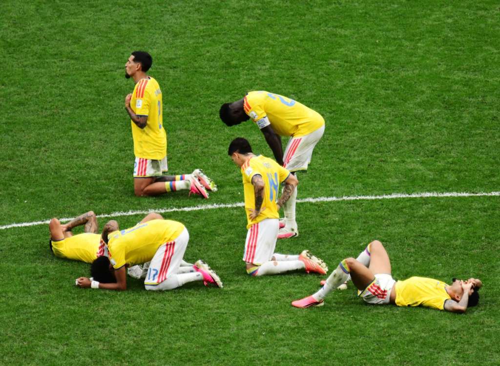 Los jugadores colombianos se lamentan tras la derrota contra Suiza.