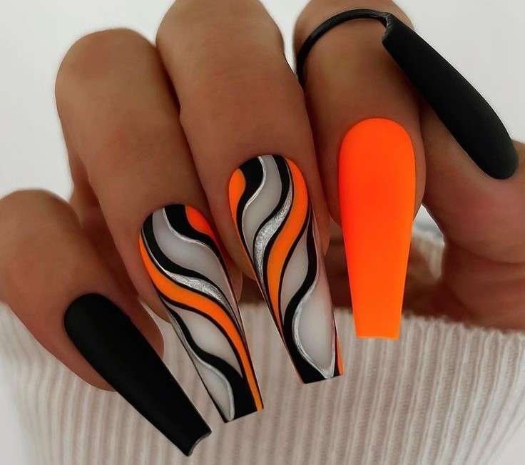 El contraste entre el negro y el naranja neón crea un efecto visual impactante, mientras que el acabado mate añade un toque de modernidad.