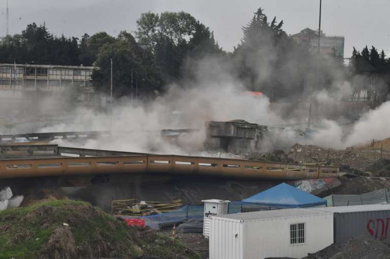 La implosión controlada ocurrió a las 10:30 A.M. y fue todo un éxito y salió conforme a los esperado por el IDU.