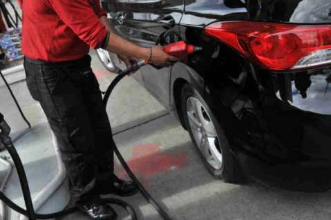 Califican de "irrisoria" rebaja de $200 en precio de gasolina