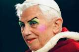Una imagen de Benedicto XVI maquillado causa polémica