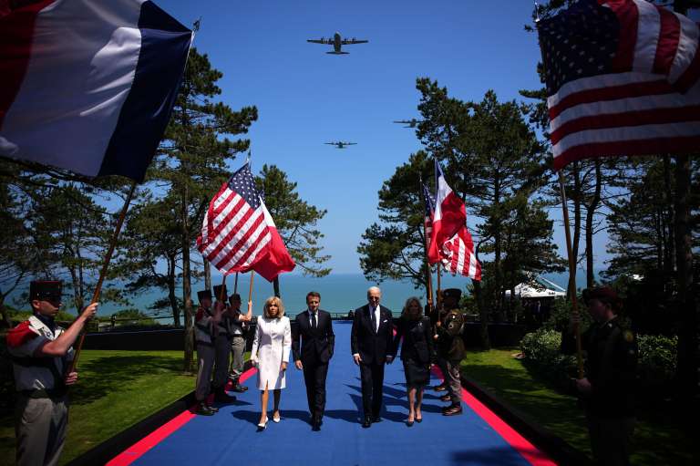 Colleville-sur-mer (Francia), 06/06/2024.- El presidente Joe Biden de Estados Unidos y la primera dama Jill Biden a su llegada junto al presidente francés Emmanuel Macron (2i), y su esposa Brigitte Macron, a la ceremonia conmemorativa del 80 aniversario del Día D, este jueves en el cementerio estadounidense de Colleville-sur-Mer, Normandía, que acoge diversos actos para conmemorar oficialmente el 80 aniversario del desembarco.- EFE/AP/Daniel Cole / POOL ***SOLO USO EDITORIAL/SOLO DISPONIBLE PARA ILUSTRAR LA NOTICIA QUE ACOMPAÑA (CRÉDITO OBLIGATORIO)***