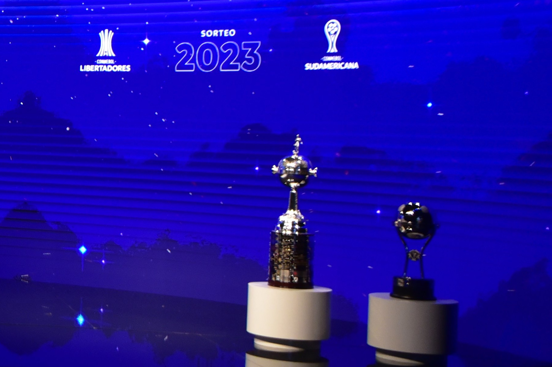 AMDEP9882. LUQUE (PARAGUAY), 21/12/2022.- Fotografía de los trofeos de la Copa Libertadores (i) y la Copa Sudamericana hoy, durante el sorteo de la fase preliminar y la primera fase de los torneos para el año 2023 en la sede de la Conmebol en Luque (Paraguay). EFE/ Norberto Duarte POOL