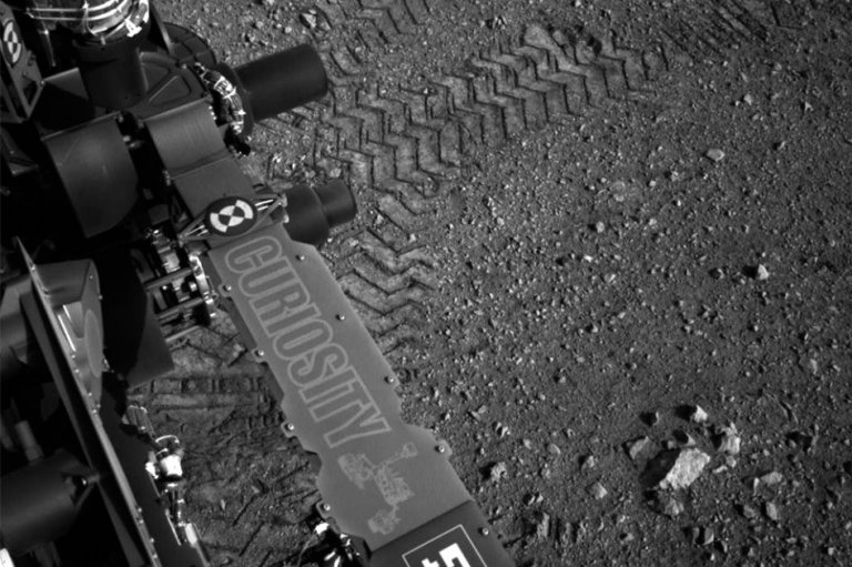 Curiosity realiza primer recorrido y deja sus «huellas» en Marte