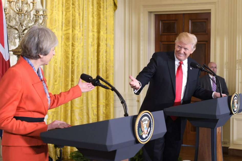 El presidente Donald Trump y su invitada, la primera ministra británica, Theresa May. / AFP