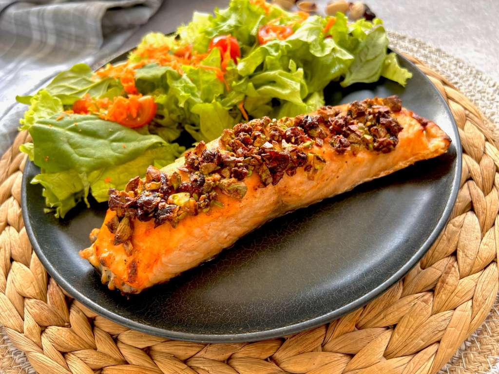 Salmón con costra de pistacho y arándanos