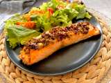 Receta para el almuerzo: salmón con costra de pistacho y arándanos