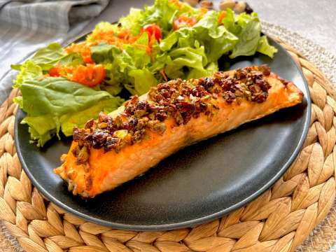 Receta para el almuerzo: salmón con costra de pistacho y arándanos