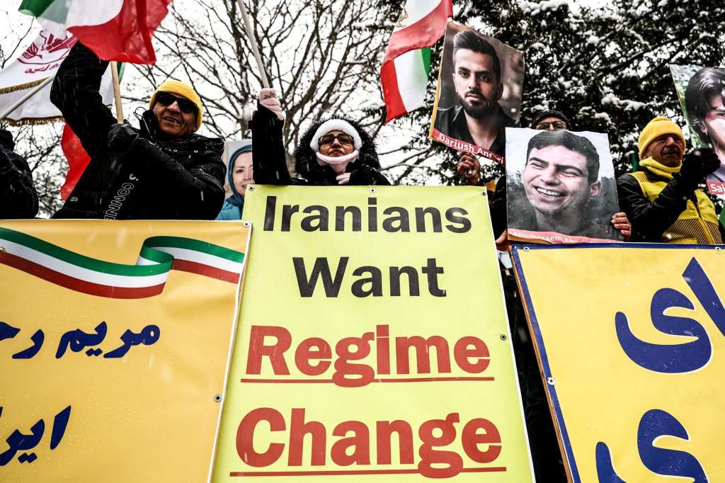 Berlin (Germany), 03/01/2026.- Protesters attend a rally of the National Council of Resistance of Iran (NWRI) against the current crackdown in Iran, in front of the Embassy of the Islamic Republic of Iran in Berlin, Germany, 03 January 2026. .National Council of Resistance of Iran organized the protest against the crackdown on the current wave of protests in Iran. (Protestas, Alemania) EFE/EPA/FILIP SINGER