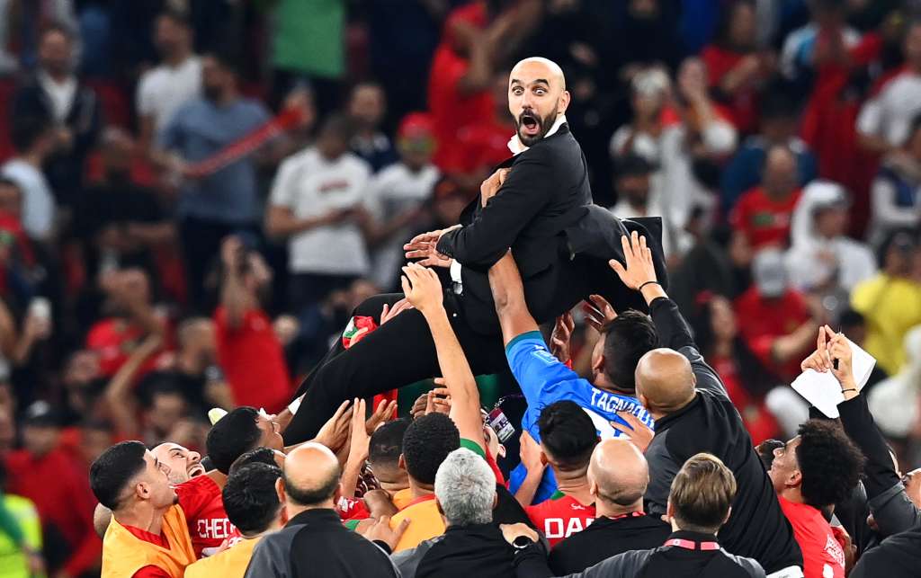 Doha (Qatar), 10/12/2022.- Morocco's head coach Walid Regragui (up) and his players celebrate after winning the FIFA World Cup 2022 quarter final soccer match between Morocco and Portugal at Al Thumama Stadium in Doha, Qatar, 10 December 2022. (Mundial de Fútbol, Marruecos, Catar) EFE/EPA/Georgi Licovski