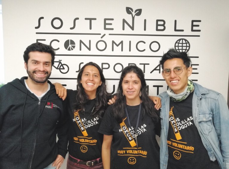 Borrando el impacto de las colillas en las calles de Bogotá