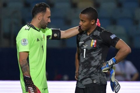 El abrazo de Ospina a Faríñez después del partido entre Colombia y Venezuela