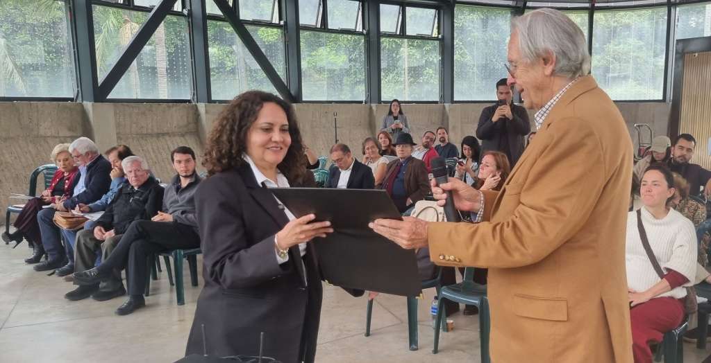 Carlos Roberto Pombo Urdaneta, presidente de la Sociedad de Mejoras y Ornato de Bogotá y María Claudia García Dávila, directora del Jardín Botánico de Bogotá.