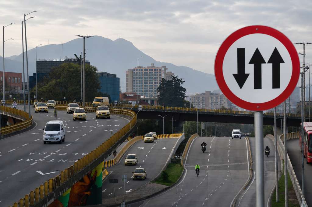 ¿Qué significa la señal roja con dos flechas arriba y una abajo y qué hacer al verla?