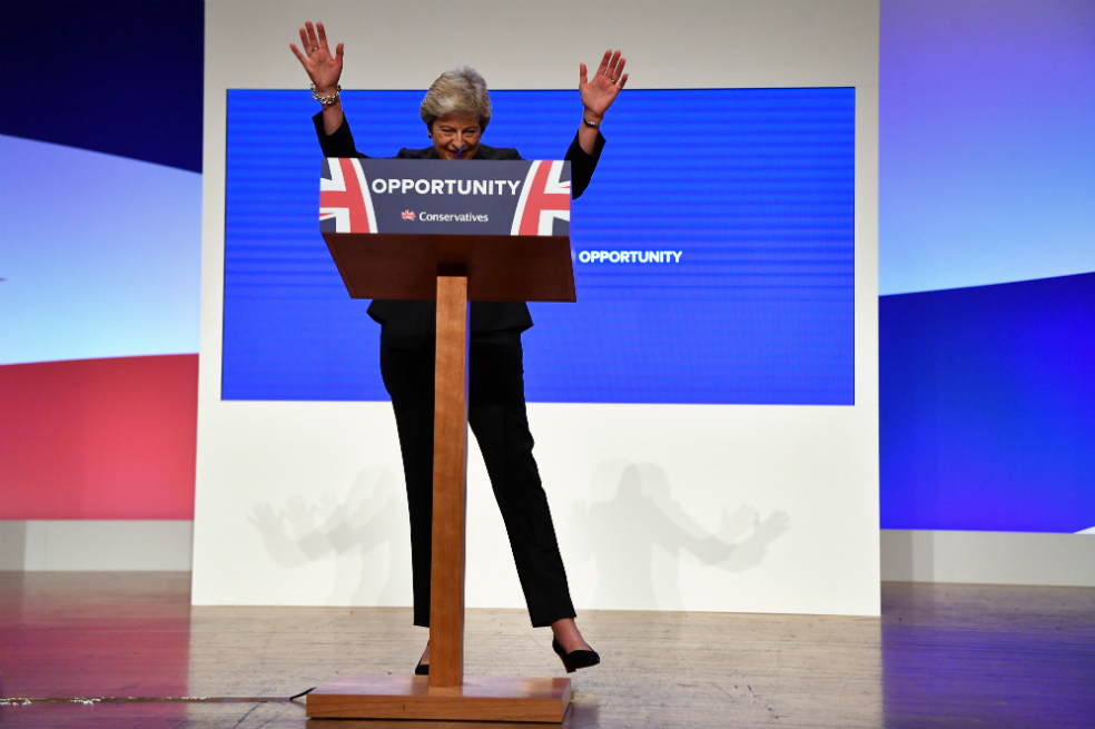 Frente a seguidores y detractores, Theresa May pronunció el discurso más importante de su vida. Ante su partido, la primera ministra británica pidió unión durante la fase más difícil de las negociaciones del Brexit. / AFP