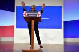 Al ritmo de ABBA, Theresa May pide unión en su partido frente al Brexit