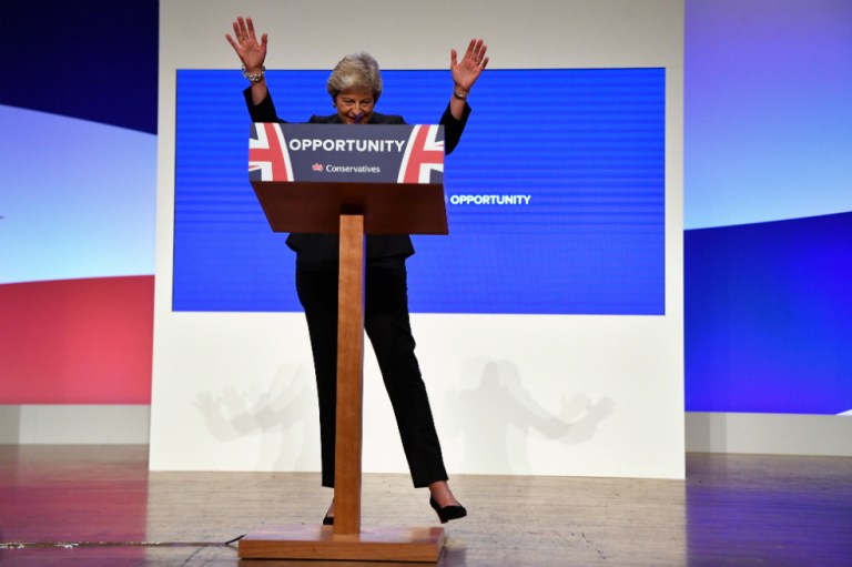 Al ritmo de ABBA, Theresa May pide unión en su partido frente al Brexit