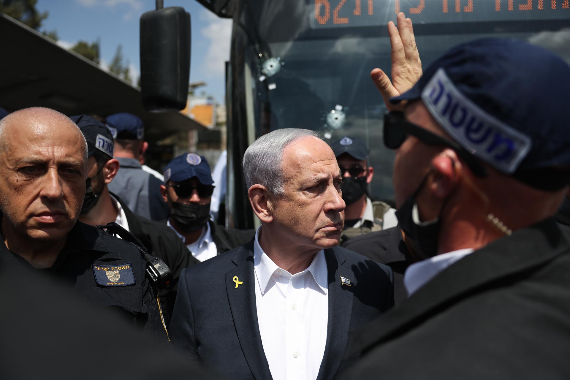 JERUSALEM (-), 08/09/2025.- Israeli Prime Minister Benjamin Netanyahu (C) visits the scene of a shooting incident in Jerusalem, 08 September 2025. At least five people were killed and several others injured by gunfire after a shooting incident at Ramot Junction in Jerusalem, according to Magen David Adom (MDA), Israel's national emergency services. (Jerusalén) EFE/EPA/Ronen Zvulun / POOL