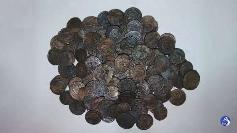 Descubren miles de monedas de bronce que datan del siglo IV en el mar de Italia