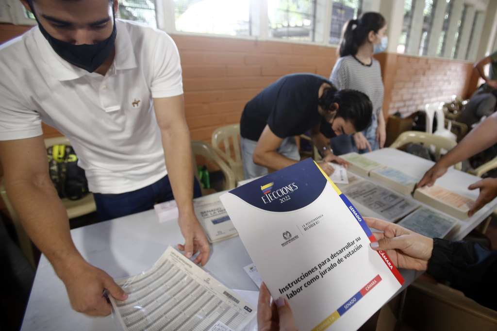 AME3125. MEDELLÍN (COLOMBIA), 13/03/2022.- Ciudadanos ejercen su derecho al voto hoy en Medellín (Colombia). Las autoridades colombianas informaron que la jornada electoral de este domingo transcurre sin alteraciones del orden público, mientras que se detectaron fallos en la página web de la Registraduría Nacional, organizadora de los comicios, aunque por el momento se descarta que sean debido a un ataque cibernético. EFE/ Luis Eduardo Noriega A.