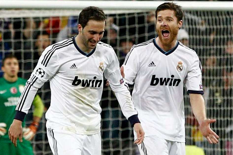 Xabi Alonso junto a Higuaín durante el partido contra Galatasaray. / EFE