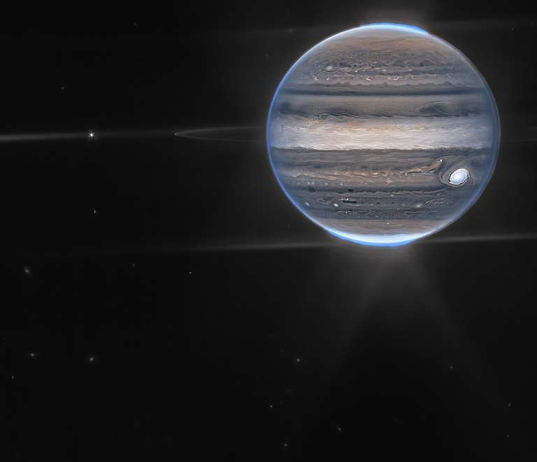 En esta imagen de campo amplio, se reconoce a Júpiter con sus anillos tenues, que son un millón de veces más tenues que el planeta, y las dos lunas diminutas Amaltea y Adrastea.