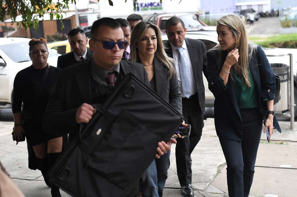 Candidata presidencial durante su visita al senador y precandidato a la presidencia Miguel Uribe Turbay en la Fundación Santa Fe de Bogotá, luego del atentado en su contra