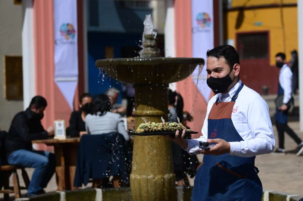 La zona cuenta con mesas ubicadas estratégicamente para garantizar el distanciamiento social.