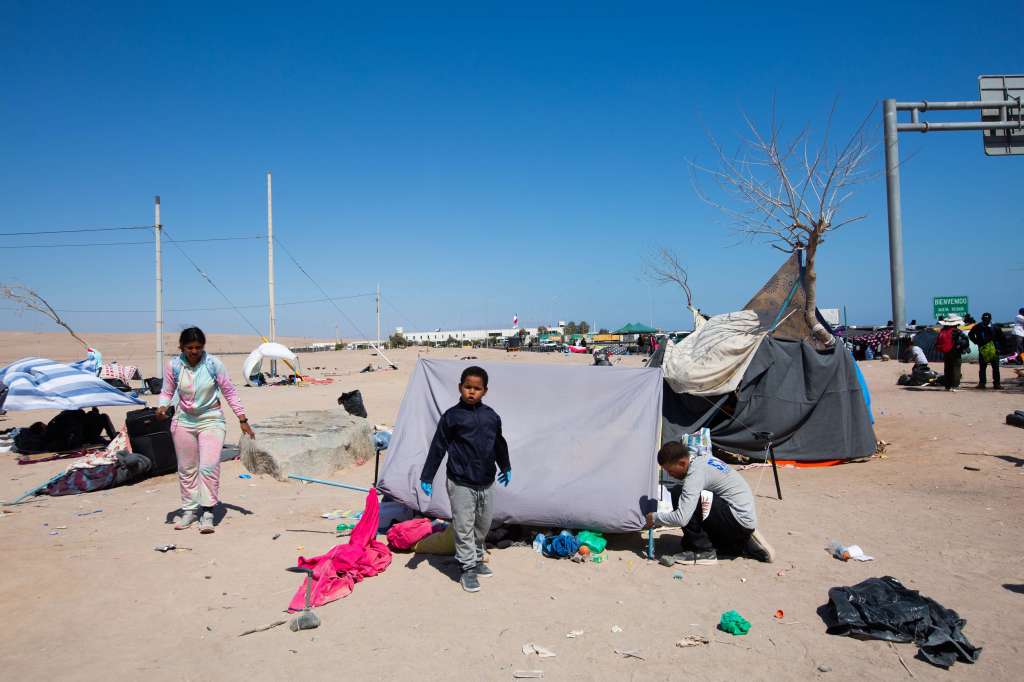 CH0. ARICA (CHILE), 26/04/2023.- Migrantes varados acampan hoy en la frontera con Perú, en Arica (Chile). El Gobierno chileno dijo este viernes que es "prioritario" abrir un corredor humanitario para los cientos de migrantes indocumentados que se agolpan desde hace semanas en la frontera norte para salir del país hacia Perú. EFE/ Patricio Banda