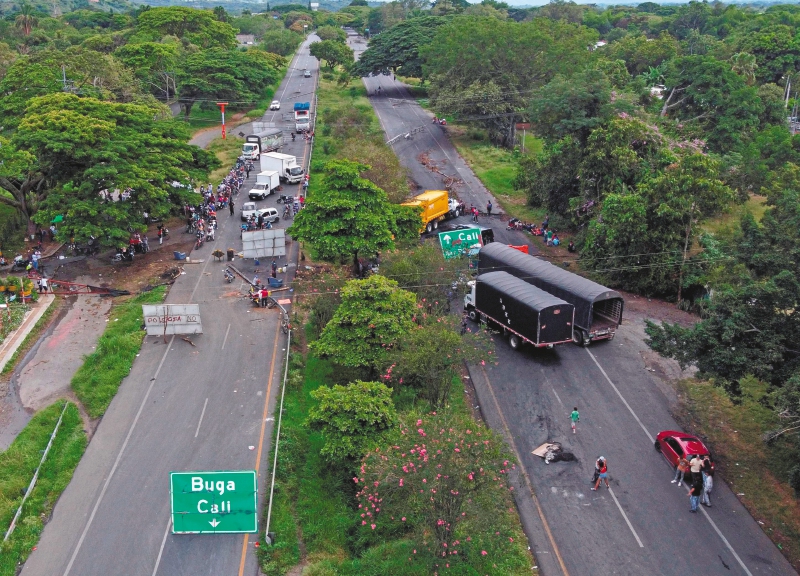 Vista aérea del bloqueo en la carretera Panamericana, entre Buga y Cali, en el Valle del Cauca. / AFP