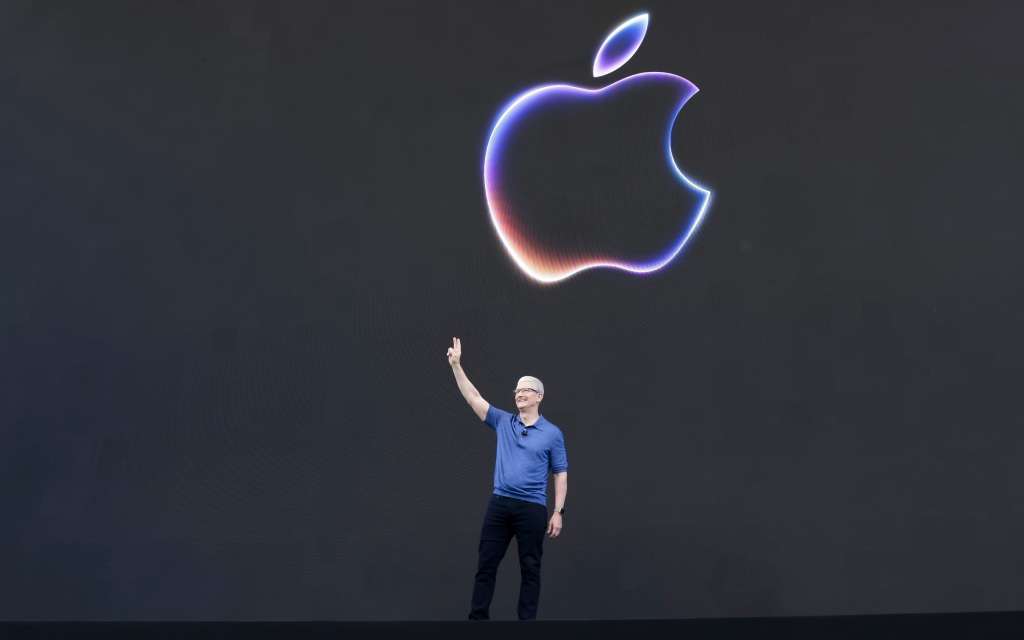 EA1331. BOGOTÁ (COLOMBIA), 06/02/2025.- Fotografía de archivo del 10 de junio de 2024 del CEO de Apple, Tim Cook, hablando durante la Conferencia Mundial de Desarrolladores de Apple (WWDC) de 2024 en el campus de Apple Park en Cupertino, California (Estados Unidos). En Cupertino, California (EE.UU.), los de Apple están más que de plácemes ya que obtuvieron unas ganancias de 36.330 millones de dólares en el primer trimestre de su ejercicio fiscal 2025, un 7 % más con respecto al mismo periodo del año anterior. EFE/EPA/JOHN G. MABANGLO ARCHIVO