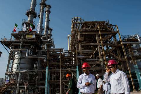 El petróleo retrocede, pero crisis en Venezuela deja al mercado bajo presión