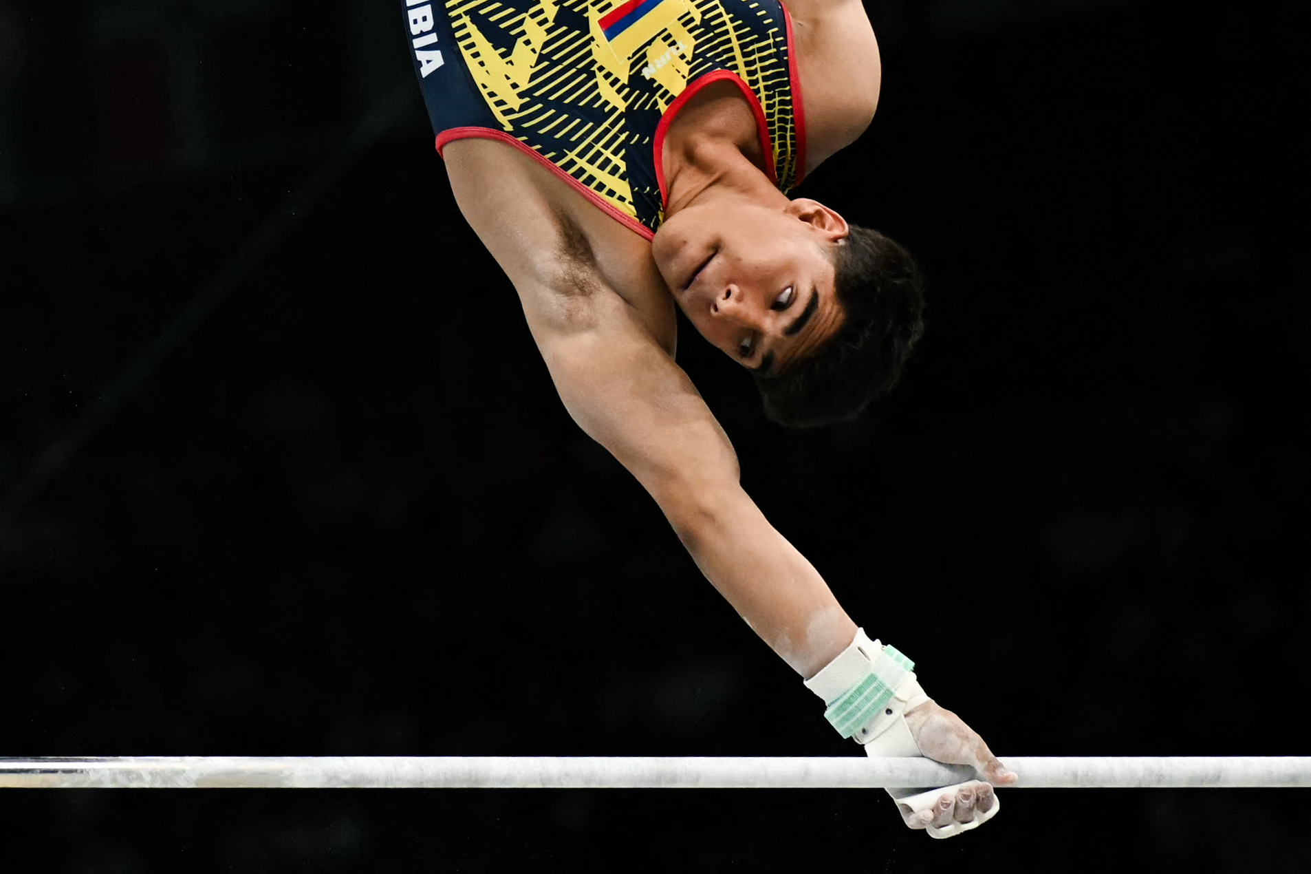 El colombiano Ángel Barajas compite en la prueba de barra horizontal de la clasificación masculina de gimnasia artística durante los Juegos Olímpicos de París 2024.