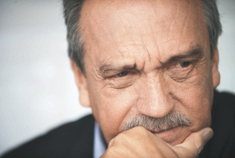 Fue senador entre 2002 y 2006. Además, alcalde de Medellín en los noventa. 