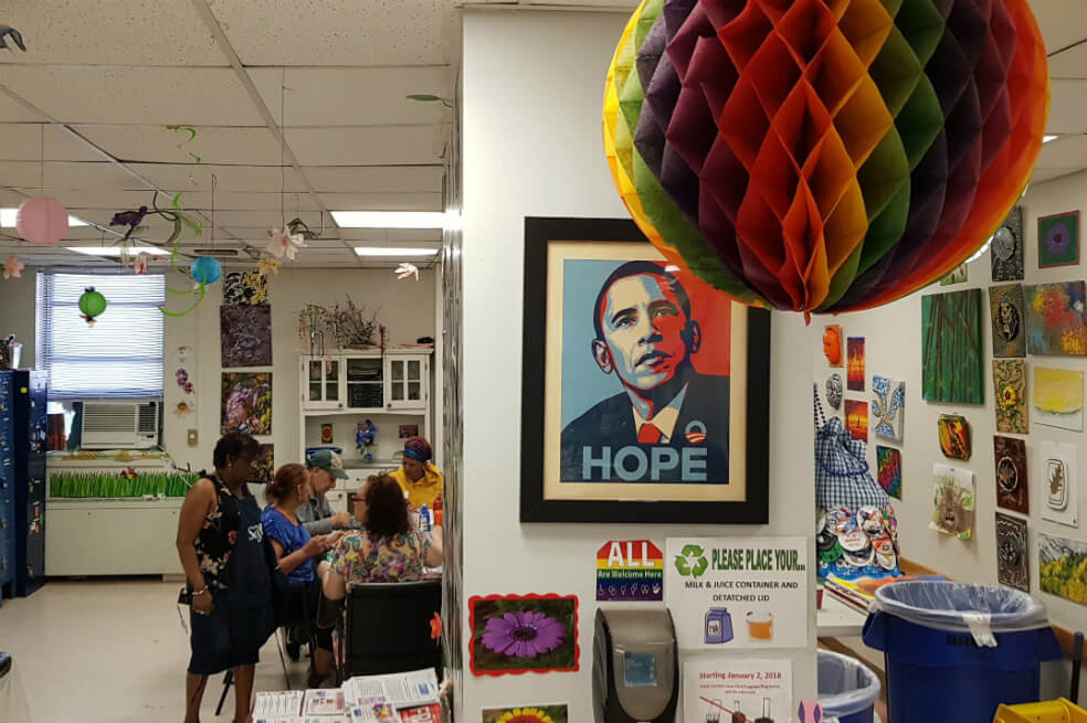 Una clase de pintura en el centro de día para ancianos LGTBI el pasado 21 de mayo, en la sede de la ONG SAGE en el Bronx, Nueva York (EE.UU).  / EFE