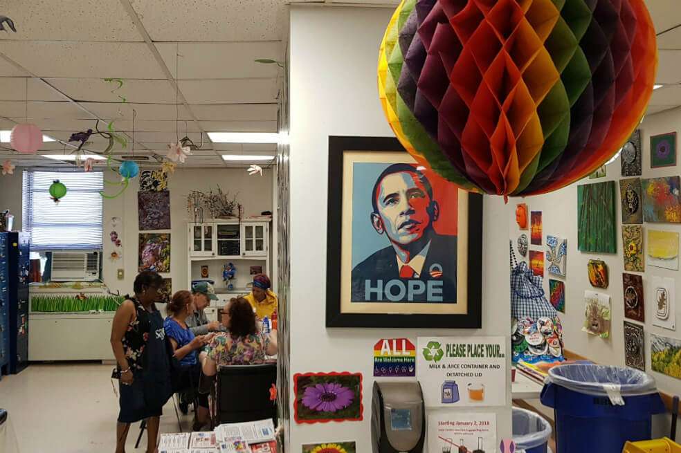 Una clase de pintura en el centro de día para ancianos LGTBI el pasado 21 de mayo, en la sede de la ONG SAGE en el Bronx, Nueva York (EE.UU). / EFE