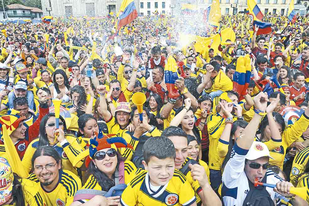 Quieren convertir a la afición en una multitudinaria y obediente religión. / AFP