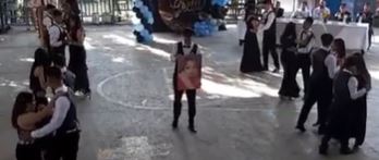 El conmovedor momento se llevó a cabo en El Salvador. Los vídeos filmados por los asistentes de la ceremonia no tardaron en viralizarse.