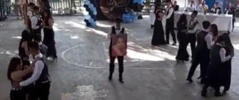 Joven bailó con la fotografía de su mamá fallecida en su graduación (video)