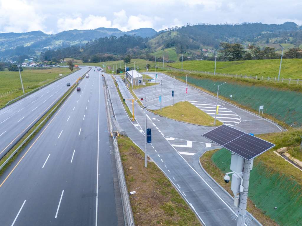Además, se incrementó en un 50 % la capacidad de atención en vía, con más grúas, ambulancias, carros-taller y equipos de inspección, junto con la implementación de medidas como contraflujo en el tramo Melgar–Boquerón para el retorno.