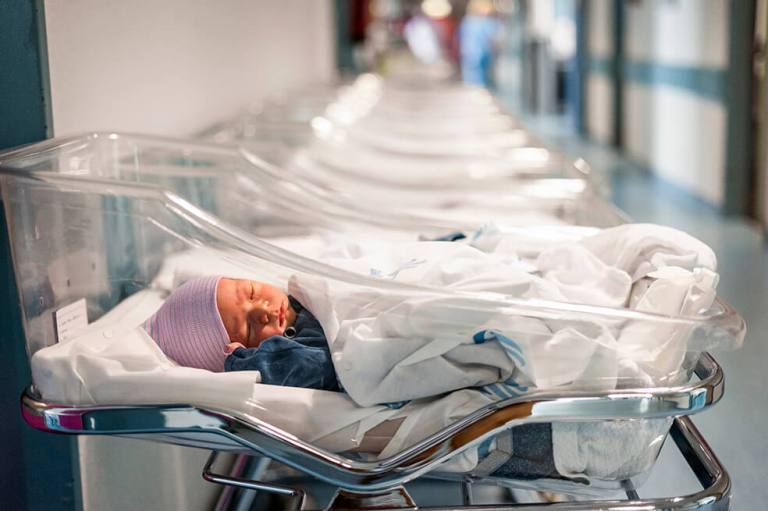 Diez recién nacidos dieron positivo por coronavirus en el mismo hospital