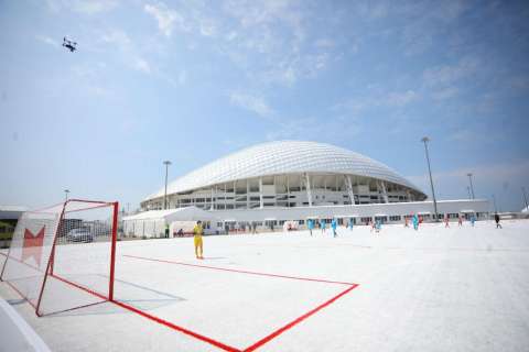 Construyen campo de fútbol de plástico con la basura del Mundial de Rusia