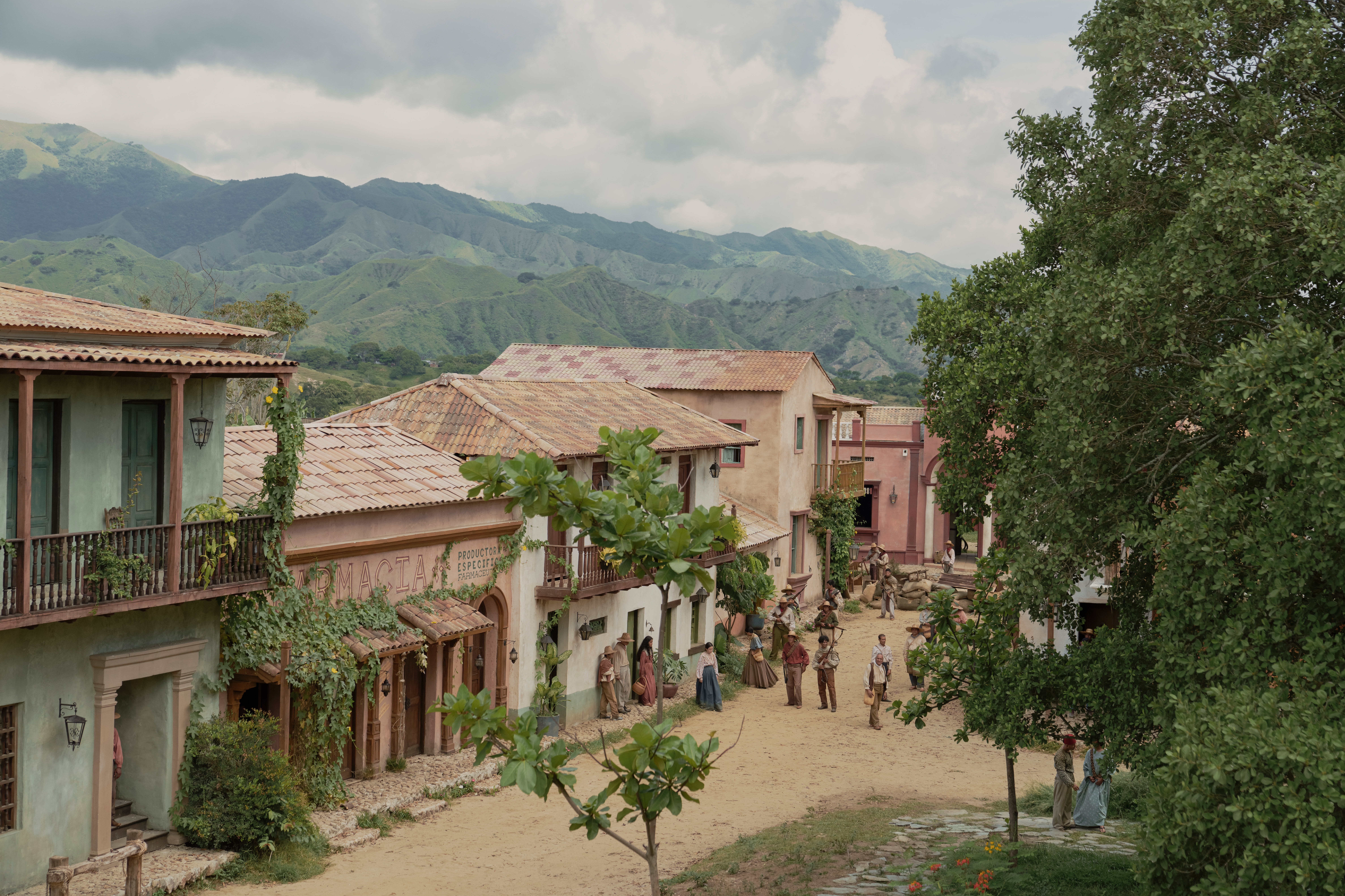 El pueblo ficticio de Macondo fue traído a la vida para el rodaje de la serie en Alvarado, Tolima.